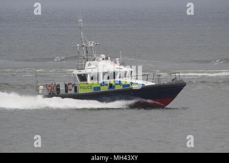 MDP Jura, einer Insel-Klasse starten, indem das Ministerium der Verteidigung Polizei betrieben, auf Aufgabe während der Ankunft Phasen der Übung gemeinsame Krieger 18-1 Stockfoto