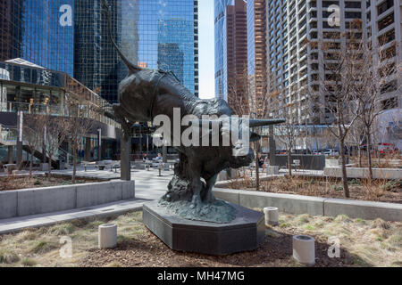 Outlaw, Skulpturen in Bronze durch den Künstler RIchard Loffler, Fifth Avenue, Calgary, Alberta. Kanadas berühmteste Stier ächten, ein rot-weiß gefleckt Stockfoto