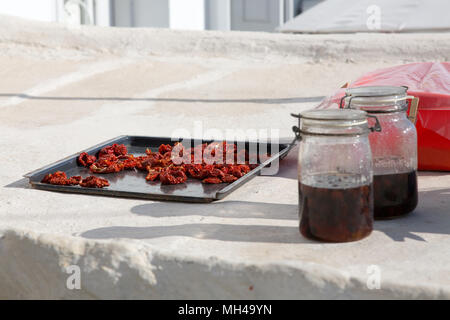 Hausgemachte sonnengetrocknete Tomaten Trocknen im Freien unter der Sonne Stockfoto