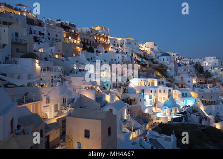 Stadt Oia auf Santorini glühende nach Sonnenuntergang Stockfoto