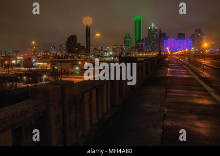 Die Dallas Skyline bei Nacht im Winter Stockfoto