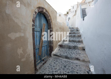 Schmale Straße mit Kopfsteinpflaster mit Treppe in Santorini Stockfoto