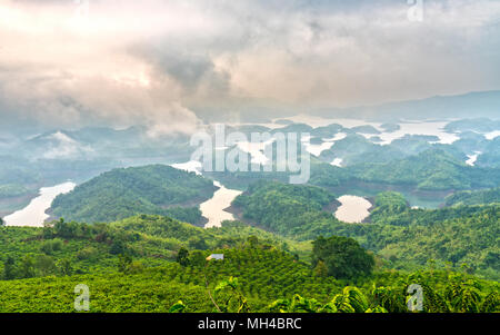 Ta Mist See am Morgen, wenn die Sonne aufgeht, am Gipfel des Berges scheint Nebel in die See voller Nebel und kleine Inseln Paradies Stockfoto