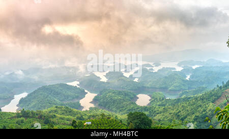 Ta Mist See am Morgen, wenn die Sonne aufgeht, am Gipfel des Berges scheint Nebel in die See voller Nebel und kleine Inseln Paradies Stockfoto