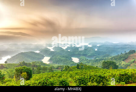 Ta Mist See am Morgen, wenn die Sonne aufgeht, am Gipfel des Berges scheint Nebel in die See voller Nebel und kleine Inseln Paradies Stockfoto