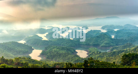 Ta Mist See am Morgen, wenn die Sonne aufgeht, am Gipfel des Berges scheint Nebel in die See voller Nebel und kleine Inseln Paradies Stockfoto