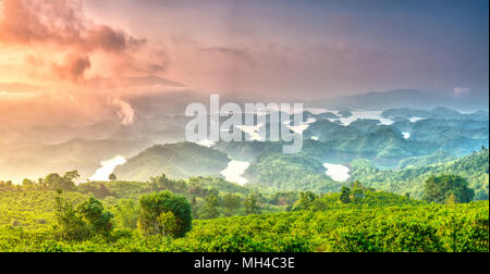 Ta Mist See am Morgen, wenn die Sonne aufgeht, am Gipfel des Berges scheint Nebel in die See voller Nebel und kleine Inseln Paradies Stockfoto