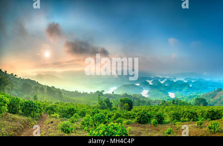 Ta Mist See am Morgen, wenn die Sonne aufgeht, am Gipfel des Berges scheint Nebel in die See voller Nebel und kleine Inseln Paradies Stockfoto