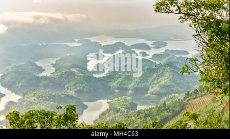 Ta Mist See am Morgen, wenn die Sonne aufgeht, am Gipfel des Berges scheint Nebel in die See voller Nebel und kleine Inseln Paradies Stockfoto