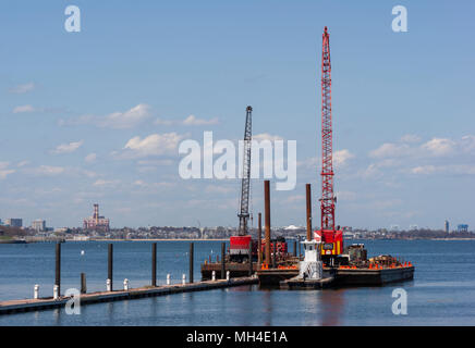 Marine bau Lastkähne mit Kränen für Rammen. Marina Bay, Quincy, MA. Stockfoto