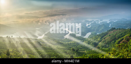 Ta Mist See am Morgen, wenn die Sonne strahlen an der Spitze des Berges Nebel in die See voller Nebel und kleine Inseln Paradies glänzt. Stockfoto