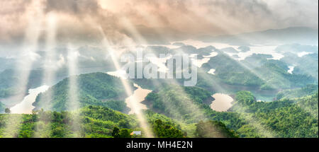 Ta Mist See am Morgen, wenn die Sonne strahlen an der Spitze des Berges Nebel in die See voller Nebel und kleine Inseln Paradies glänzt. Stockfoto