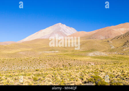 Bolivianischen Berge Landschaft, Bolivien. andenplateau Vulkan San Antonio anzeigen. Stockfoto