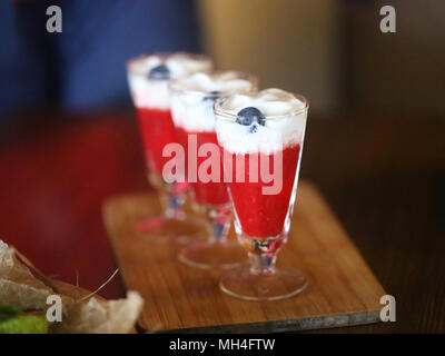 Foto von einem leckeren alkoholfreien Cocktail mit Erdbeeren Stockfoto