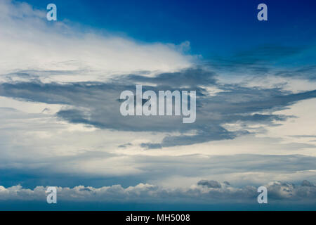 Grau Weiß wispy Cirrus und cirrostratus Wolken im azurblauen australischen Himmel eine dezente Hintergrund oder Tapete Effekt erzeugen. Stockfoto