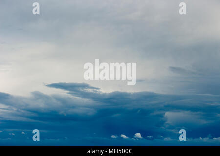 Grau Weiß wispy Cirrus und cirrostratus Wolken im azurblauen australischen Himmel eine dezente Hintergrund oder Tapete Effekt erzeugen. Stockfoto