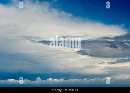 Grau Weiß wispy Cirrus und cirrostratus Wolken im azurblauen australischen Himmel eine dezente Hintergrund oder Tapete Effekt erzeugen. Stockfoto