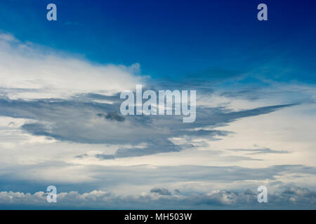 Grau Weiß wispy Cirrus und cirrostratus Wolken im azurblauen australischen Himmel eine dezente Hintergrund oder Tapete Effekt erzeugen. Stockfoto