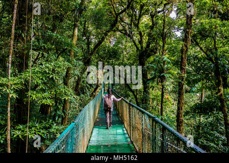 Mädchen auf der Hängebrücke in nebelwald - Monteverde, Costa Rica Stockfoto