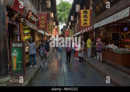 Touristen genießen Jinli Alte Straße, Chengdu, Sichuan, China Stockfoto