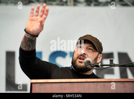 4-21 2018, SPRINT Pavillon, Charlottesville, VA, USA. Ehemalige white supremacist und Autor Christian Picciolini Sprechen während der Ersten in Charlottesville hören. Zuerst hören war Teil des ersten Nationalen Woche der Konversation (April 20-28, 2018). Hören Sie das erste Wochenende Veranstaltungen in Charlottesville wurden geschaffen, um Heilung und Versöhnung zu unterstützen, nachdem 2017 white supremacist und pro-konföderation Proteste links eine Frau tot und eine Gemeinschaft geteilt. Eine kleine Anzahl der Sitze der 3.500 Sitz Amphitheater wurden am Samstag besetzt als Referenten und Podiumsdiskussionen präsentiert wurden. Stockfoto