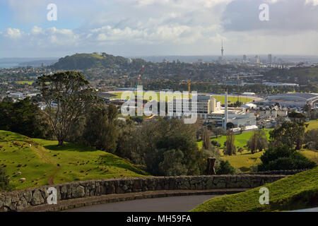 Auckland City Landschaft an einem stürmischen Wintertag von One Tree Hill gesehen. Im Vordergrund ist Alexandra Park und Epsom. Im Hintergrund ist der Mount Ed Stockfoto