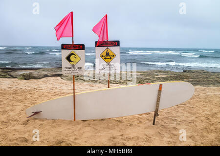 Flaged hohe Brandung, starke curent Warnzeichen mit rescue Surfboard allein tourest Insel Strand Stockfoto