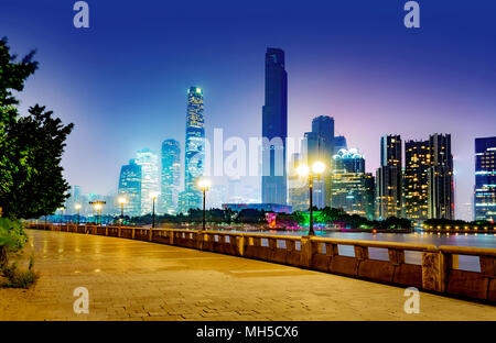 China Guangzhou Pearl River, am Flussufer Wolkenkratzer. Stockfoto