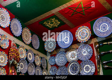 Marokkanisches Souvenir Shop mit handgefertigten Keramik dekorative Platten Stockfoto