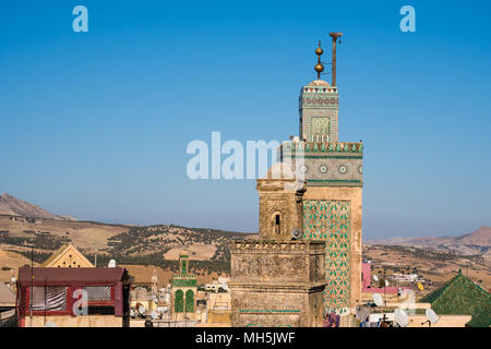 Dachterrasse mit Blick auf die alte Medina von Fez und Bou Inania madrasa in Marokko Stockfoto