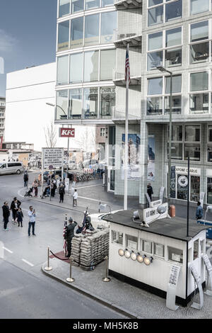 Während des 'Kalten Krieges' der Checkpoint Charlie war einer der bekanntesten Grenzübergänge in der Welt werden. Heutzutage ist es eine große Touristenattraktion in Stockfoto