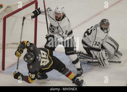 Las Vegas, Nevada, USA. 11 Apr, 2018. Vegas Golden Knights rechten Flügel Alex Tuch (89) ist mit dem ice nach einem Schuss Versuch von Los Angeles Kings defenseman Drew Doughty (8) während ihrer ersten Endspiel Spiel bei der T-Mobile Arena am Mittwoch, 11. April 2018, in Las Vegas. Credit: L.E. Baskow/ZUMA Draht/Alamy leben Nachrichten Stockfoto