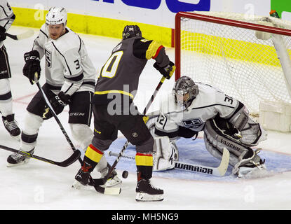 Las Vegas, Nevada, USA. 11 Apr, 2018. Vegas Golden Knights linken Flügel Tomas Tatar (90) kämpft, um aus einen Schuß in der Nähe von Los Angeles Kings Torwart Jonathan Quick (32) während ihrer ersten Endspiel Spiel bei der T-Mobile Arena am Mittwoch, 11. April 2018, in Las Vegas. Credit: L.E. Baskow/ZUMA Draht/Alamy leben Nachrichten Stockfoto