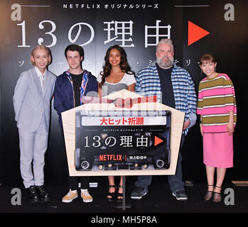 23. April 2018: (L-R) Ryuchell, Schauspieler Dylan Minnette, Schauspielerin Alisha Boe, Executive Producer Brian Yorkey und Chinatsu Wakatsuki ein siebungen Ereignis für '13 Gründe, Warum' an der Toho Kinos Nihonbashi in Tokio, Japan, am 23. April 2018 teil. Stockfoto