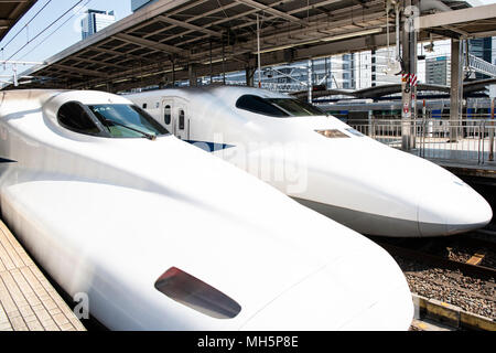 APRIL 30, 2018 - Zwei Shinkansen Züge für Tokio gebunden gestoppt bei Nagoya Station in Nagoya, Japan. Goldene Woche findet vom 29. April bis zum 6. Mai dieses Jahres. Mit drei nationale Feiertage fallen innerhalb von einer Woche, und viele Arbeitnehmer Urlaub, es ist eines der geschäftigsten Reisen Perioden des Jahres. Credit: Ben Weller/LBA/Alamy leben Nachrichten Stockfoto