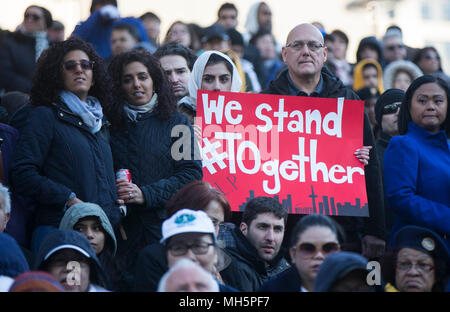 Toronto, Kanada. 29 Apr, 2018. Menschen nehmen Teil an der Vigil am TorontoStrong Mel Lastman Square in Toronto, Kanada, 29. April 2018. Tausende von Kanadiern nahmen an der TorontoStrong Mahnwache am Sonntag die Opfer der letzten Montag tödlichen Van angriff, links 10 Tote und 15 Verletzte zu erinnern. Credit: Zou Zheng/Xinhua/Alamy leben Nachrichten Stockfoto