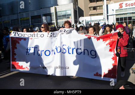 Toronto, Kanada. 29 Apr, 2018. Menschen nehmen Teil an der Vigil am TorontoStrong Mel Lastman Square in Toronto, Kanada, 29. April 2018. Tausende von Kanadiern nahmen an der TorontoStrong Mahnwache am Sonntag die Opfer der letzten Montag tödlichen Van angriff, links 10 Tote und 15 Verletzte zu erinnern. Credit: Zou Zheng/Xinhua/Alamy leben Nachrichten Stockfoto