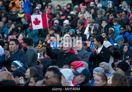 Toronto, Kanada. 29 Apr, 2018. Ein Mann hält einen kanadischen Flagge, wie er in der Vigil am TorontoStrong Mel Lastman Square in Toronto, Kanada, 29. April 2018 stattfindet. Tausende von Kanadiern nahmen an der TorontoStrong Mahnwache am Sonntag die Opfer der letzten Montag tödlichen Van angriff, links 10 Tote und 15 Verletzte zu erinnern. Credit: Zou Zheng/Xinhua/Alamy leben Nachrichten Stockfoto