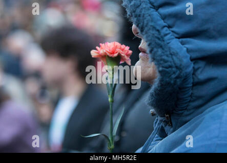 Toronto, Kanada. 29 Apr, 2018. Menschen nehmen Teil an der Vigil am TorontoStrong Mel Lastman Square in Toronto, Kanada, 29. April 2018. Tausende von Kanadiern nahmen an der TorontoStrong Mahnwache am Sonntag die Opfer der letzten Montag tödlichen Van angriff, links 10 Tote und 15 Verletzte zu erinnern. Credit: Zou Zheng/Xinhua/Alamy leben Nachrichten Stockfoto