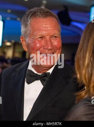 Washington, USA. 28 Apr, 2018. Gouverneur John Kasich (Republikaner aus Ohio) betreut die 2018 White House Correspondents Association jährlichen Abendessen am Washington Hilton Hotel am Samstag, 28. April 2018. Credit: Ron Sachs/CNP (Einschränkung: Keine New York oder New Jersey Zeitungen oder Zeitschriften innerhalb eines 75-Meilen-Radius von New York City) - KEINE LEITUNG SERVICE-Credit: Ron Sachs/Konsolidierte/dpa/Alamy leben Nachrichten Stockfoto