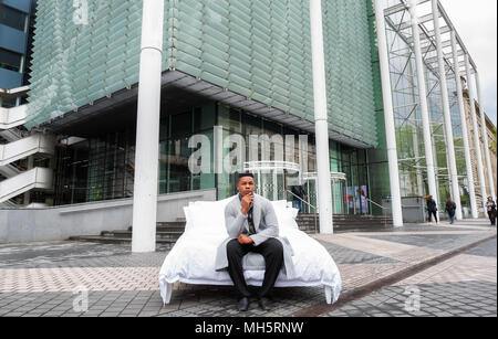 ** Unter einem EMBARGO BIS 1700 STD MONTAG, 30. APRIL 2018** Schauspieler John Boyega zu einem Besuch nach Imperial College, London, um mehr über die neue Vodafone Stiftung DreamLab App und die damit verbundene Krebsforschung mit dem Namen Project Drogen lernen. Die app und Projekt Ziel drastisch bis entscheidende Krebsforschung Geschwindigkeit durch die Nutzung der Rechenleistung der Mobiltelefone, wenn sie über Nacht im Leerlauf liegen. Die App, die durch die Vodafone Stiftung und Imperial College entwickelt crowdsources die Verarbeitungsleistung des Smartphones die Milliarden Datensätze durch Projekt Arzneimittel zu analysieren. Stockfoto