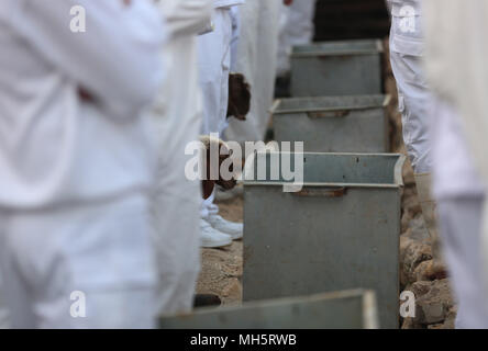 Mitglieder der Samariter Gemeinschaft Passahlämmer zu geopfert werden, um das Passah schlachten (korban Pesakh) Ritual, auf dem Berg Garizim in der Nähe der Stadt Nablus im Westjordanland, 29. April 2018 zu markieren. Die Samariter, ein ethnoreligious Gruppe des Levant aus der Israeliten oder Hebräer, des Alten Orients, Claim Abstieg vom Stamm Ephraim und Stamm Manasse (zwei Söhne von Joseph). Nach der Thora, das Passah schlachten erste war in der Nacht von den Israeliten Exodus aus Ägypten angeboten. Foto: Ayman Nobani/dpa Stockfoto