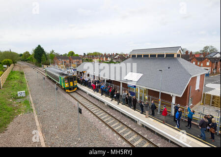 Menschen aus der Warwickshire Stadt Kenilworth waren wieder in der Lage ein Personenzug t 53 Jahre nach dem berüchtigten Dr. Beeching der alte Bahnhof geschlossen und den Personenverkehr im Jahr 1965 zurückzog. Die Eisenbahn zwischen Leamington Spa und Coventry blieb als Fracht Linie, die auch nicht mit-cross-country Personenverkehr. Die neue Station, von Warwickshire County Council gesponsert wird, kostet £ 13,6 m, rund 20 Prozent mehr als zunächst veranschlagt, die 15 Monate zu spät öffnen. Anwohner wurden in tritt am 30. April 2018 an Bord des ersten Passagier Service nach Coventry bei 0616 Std willkommen zu heißen und Stockfoto