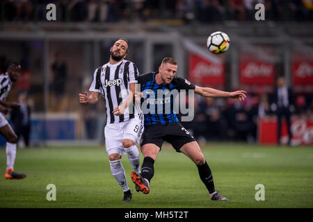 Gonzalo Gerardo Higuain von Juventus Turin und Mailand Skriniar von Inter während Erie der Italienischen eine "Übereinstimmung zwischen Inter 2-3 Juventus an Giuseppe Meazza Stadion am 28. April 2018 in Mailand, Italien. (Foto von Maurizio Borsari/LBA) Stockfoto