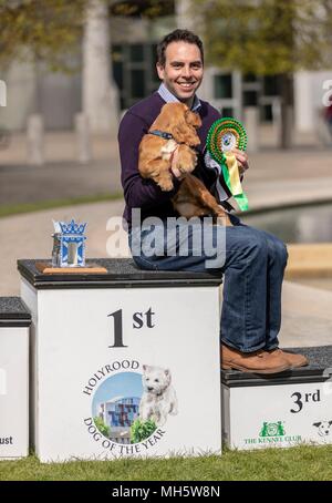 Edinburgh, Großbritannien. 30.April 2018. Politiker und ihre Hunde zeigen ihre politischen und Hund, um zu sehen, welche von Schottlands die meisten 'pawfect' politischen Hündchen benannt ist, Holyrood Hund des Jahres. Die Veranstaltung, die von den beiden größten Hunde Tierschutz Organisationen in Großbritannien, der Kennel Club und Hunde Vertrauen statt, schärfen das Bewusstsein für die Probleme der beste Freund des Menschen heute und unterstreicht die einzigartige Beziehungen zwischen MSPs und ihre Hunde. Im Bild: Maurice Golden und Leo der Cocker Spaniel Credit: Rich Dyson/Alamy leben Nachrichten Stockfoto