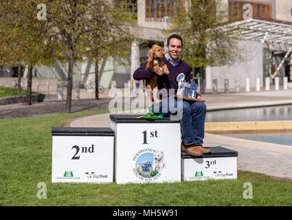 Edinburgh, Großbritannien. 30.April 2018. Politiker und ihre Hunde zeigen ihre politischen und Hund, um zu sehen, welche von Schottlands die meisten 'pawfect' politischen Hündchen benannt ist, Holyrood Hund des Jahres. Die Veranstaltung, die von den beiden größten Hunde Tierschutz Organisationen in Großbritannien, der Kennel Club und Hunde Vertrauen statt, schärfen das Bewusstsein für die Probleme der beste Freund des Menschen heute und unterstreicht die einzigartige Beziehungen zwischen MSPs und ihre Hunde. Im Bild: Maurice Golden und Leo der Cocker Spaniel Credit: Rich Dyson/Alamy leben Nachrichten Stockfoto