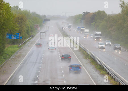 Ashford, Kent, Großbritannien. 30 Apr, 2018. UK Wetter: Starker Regen und starke Winde führen zu schwierigen Fahrsituationen auf der M20 in Ashford mit schlechter Sicht aus dem Auto Spray, die Hauptursache. Credit: PAL Bilder/Alamy leben Nachrichten Stockfoto