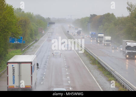 Ashford, Kent, Großbritannien. 30 Apr, 2018. UK Wetter: Starker Regen und starke Winde führen zu schwierigen Fahrsituationen auf der M20 in Ashford mit schlechter Sicht aus dem Auto Spray, die Hauptursache. Credit: PAL Bilder/Alamy leben Nachrichten Stockfoto