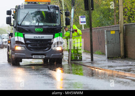 Ashford, Kent, Großbritannien. 30 Apr, 2018. UK Wetter: Diese Arbeitnehmer versuchen, eine Blockierung, die Probleme aufgrund der Menge des Regens kommen hinunter zu löschen. Gully Säuberungen in den strömenden Regen. Credit: Paul Lawrenson/Alamy leben Nachrichten Stockfoto