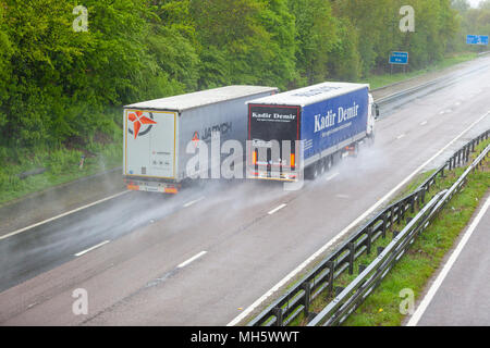 Ashford, Kent, Großbritannien. 30 Apr, 2018. UK Wetter: Regen Regen und starke Winde verursachen Probleme auf der M20 in Ashford mit schlechter Sicht aus dem Auto Spray, die Hauptursache. Ein Lkw überholt einen Lkw auf der Mittelspur unter sehr nassen Bedingungen. Credit: PAL Bilder/Alamy leben Nachrichten Stockfoto